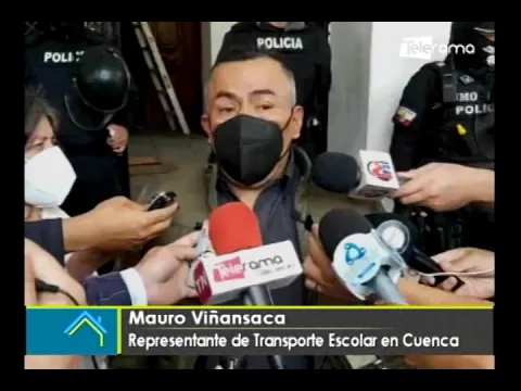 Transportistas escolares realizan manifestaciones en exteriores de Gobernación del Azuay