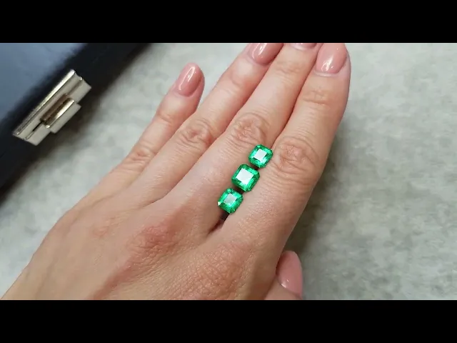 Set of three Colombian emeralds 3.50 carats, Vivid Green Video  № 2