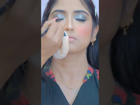 1 min glittery Smokey eye tutorial
