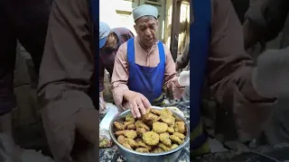 المدد من عندك يارب  عم إبراهيم المشهور ياولي النعم بيوزع الاكل على زوار سيدنا الحسين  دندنها