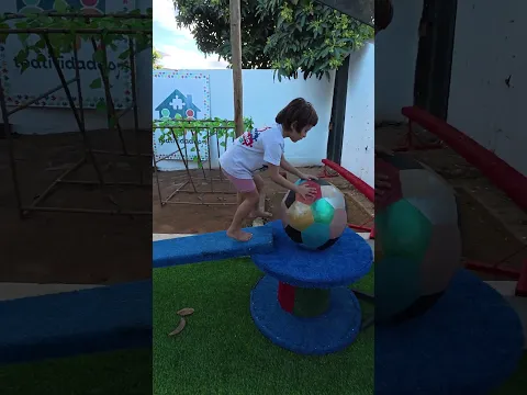 Atividade de coordenação e equilíbrio - Subida e descida na rampa com a bola