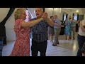 Download Lagu Dzieweczka piękna jak róża, na kotka zza płotka wciąż mruga! Piękny taniec!