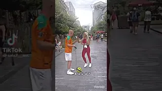 شاب رهيب يخوف البنات في الشارع 