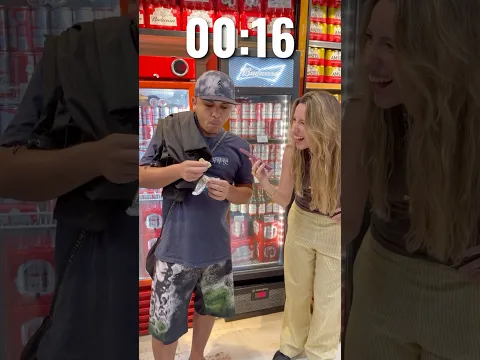 Desafio lançado HAHAH😂 Você consegue comer esse biscoito em 1 minuto?🎁 Osvaldo achou que era fáci