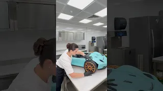 أكبر سيارة بورش مصنوعة كاملة من الكيك استعملت فيها أكثر من ٣٥ قالب كيك شوكولا وأخذت خمسة أيام تنفيذ  أكبر سيارة بورش مصنوعة كاملة من الكيك استعملت فيها أكثر من ٣٥ قالب كيك شوكولا وأخذت خمسة أيام تنفيذ