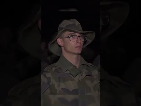 Il réalise son rêve de soldat sans se douter que son destin va basculer.