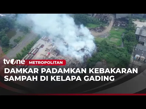 Berjibaku Padamkan Kebakaran Tumpukan Sampah di Kelapa Gading