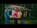 Download Lagu ontwikkelt een relatie met een alleenstaande moeder en helpt haar haar droomhuis te