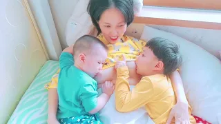 cara menyusui 2 anak dengan adil breastfeeding sons fair