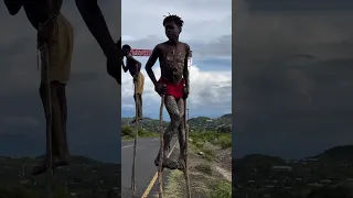 أغرب طريقة للمشي في العالم قبيلة تمشي على العصيان الطويلة 