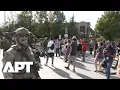 Download Lagu KIJK: Federale agenten en demonstranten botsen in Chicago na schietincident | APT