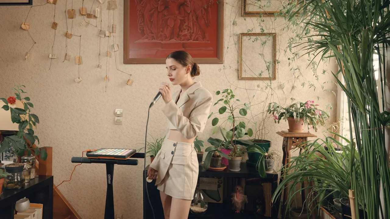 Elle Valenci - Everything comes closer - [live session]