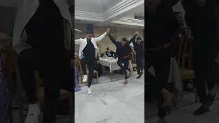 المشه   د الذي ه ز العال   م    فرق   ة منب  ع الأس    اطير   من تاري   خ الدبك  ة اللبناني    ة   دندنها