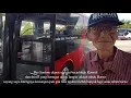 Driver legend Mbah Harno bersama unit bus Santoso Kawul di terminal semin gunung kidul