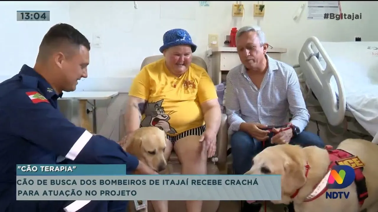 Cão de busca dos bombeiros de Itajaí recebe crachá para atuação no projeto "Cão Terapia"