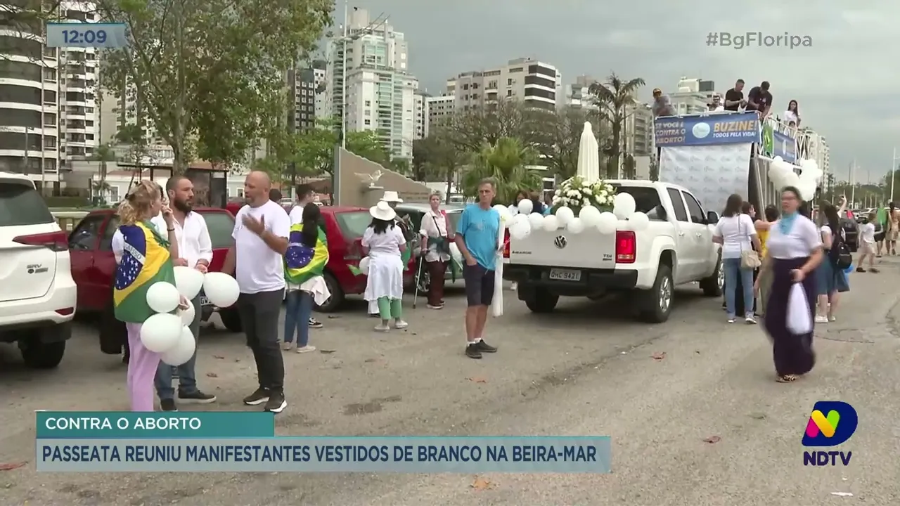 Contra o aborto: passeata reúne manifestantes vestidos de branco na Beira-Mar Norte