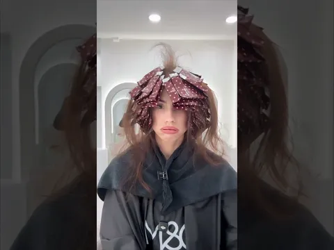 Glow up capillaire violent. J’avais la couleur de cheveux d’un vieux meuble en noyer verni.