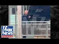 Lagu CAUGHT ON CAM: Trump flips off Ford worker in tense exchange