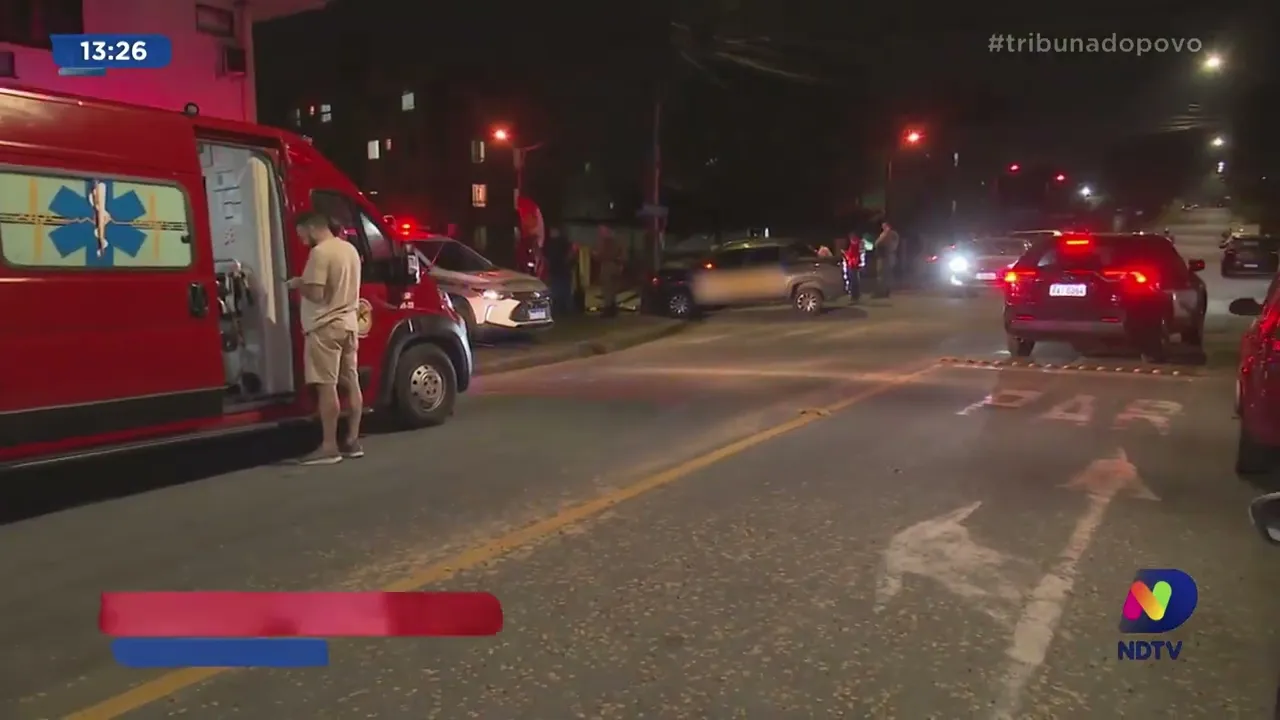 Veículos ficaram destruídos: carros batem em cruzamento e depois acertam poste no Costa e Silva