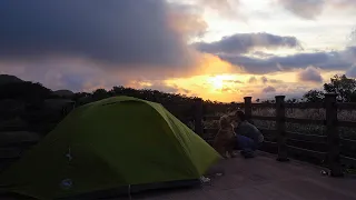 [347] Camping vlog with my dog ​​on a deserted mountain in strong winds.