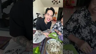 อยากมีกิจกรรมกับอุ้ยก๋าย เลยให้แกทำข้าวต้มมัดให้กินซะเลย ไอ่เราก็ทุลักทุเลเหมือนเดิม