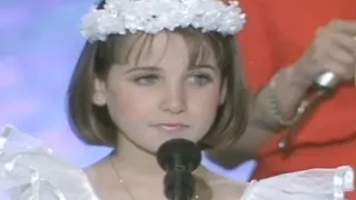 نانسي عجرم في صغرها   نقيلي أحلى زهرة دندنها