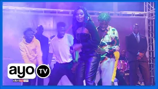 love ya maua sama kwenye stage sio ya kitoto mwendo wa chuchumaa na shabiki zake
