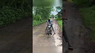 Phát hiện ổ gà trên đường và hành động ý nghĩa của nhóm thanh niên