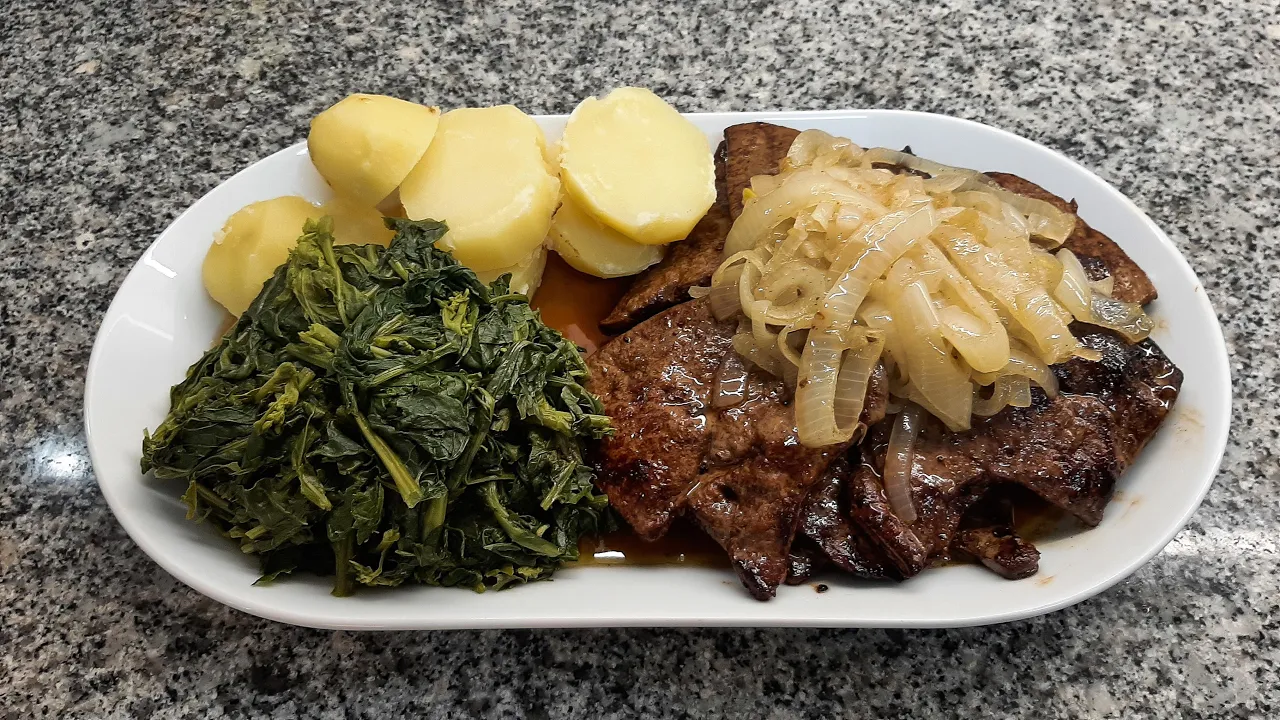 FÍGADO COM BATATAS