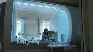 طفلة عايشة حياتها كلها في فقاعة ولو خرجت منها هتموت A Breath Away 