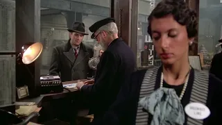 مشهد ايقوني من فيلم حدث ذات مرة في امريكا لنودلز عندما يسافر هاربا ويعود بعمر كبير مع الموسيقى  مشهد ايقوني من فيلم حدث ذات مرة في امريكا لنودلز عندما يسافر هاربا ويعود بعمر كبير مع الموسيقى
