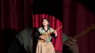 Райкан Шүкүрбековдун калемине таандык “Кыз жигиттин айтышынан” үзүндү… аткаруучу Чолпон Мелисбекова