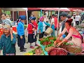 Download Lagu 中緬邊境狂野大集市，蝙蝠肉老虎爪，千奇百怪的美食，香茅草烤魚爆香，竹筒飯芭蕉葉糯米餅超好吃，大碗米幹熱乎美味，芭蕉芯甘甜可口，民族服飾鮮艷漂亮，熱帶水果豐富多樣，綿陽一公裡的特色大集市