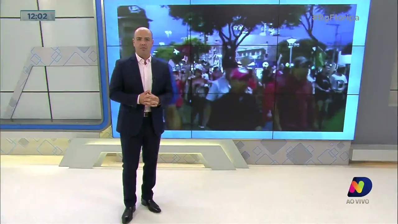 Manifestantes se reúnem para protestar contra a invasão ao congresso nacional em Florianópolis