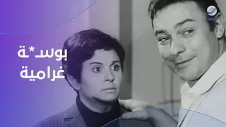 بوس   ة غرامية من أحمد رمزي  مدحت  لسعاد حسني  مديحة  في نهاية فيلم شباب مجنون جدا دندنها