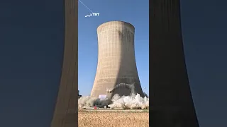 برج خنک کننده ۱۳۰ متری با انفجار کنترل شده به زمین نشست 