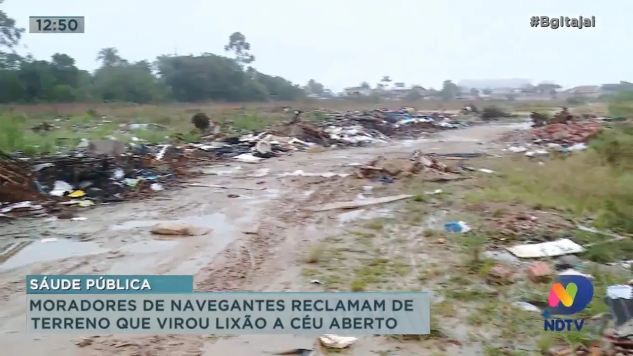 Moradores de Navegantes reclamam de terreno que virou lixão a céu aberto
