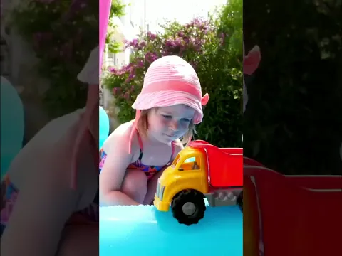 Грузовичок Лёва привёз Бьянке панамку — продолжаем играть в бассейне!