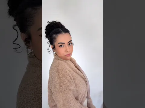 Penteado coque com trança para cachos ➿