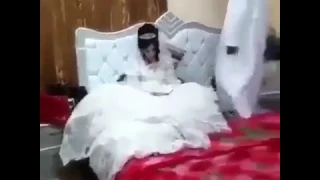 فيديو يقطع القلب لزواج عجوز شايب واهبل من فتاة صغيرة منظر مبكي الله يكون في عونها 