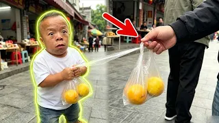 Street prank: The 99cm dwarf's fruit is missing!