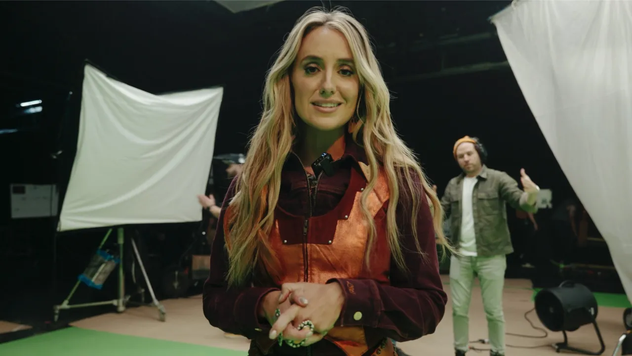 Lainey Wilson - Somewhere Over Laredo (Official Music Video) [Behind the Scenes]