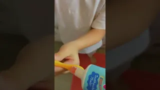 خلودة بدو يجرب ينظف سنانو من المسحوق الازرق 