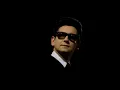 SHE'S A MYSTERY TO ME - (LYRICS/LETRA IN ENGLISH Y EN ESPAÑOL)