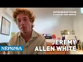 Lagu Jeremy Allen White tegen Népszava: Na het diner stuurde Bruce Springsteen een gitaar.