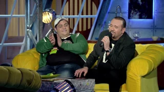 هشام عباس يغني لزوجته جيجي الزايد   من بين عيون الناس   دندنها