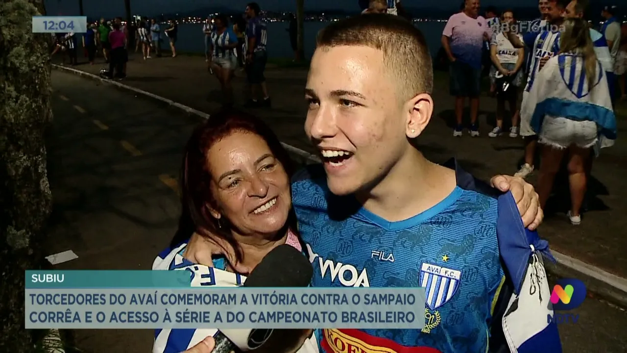 Torcedores do Avaí comemoram a vitória contra o Sampaio Corrêa