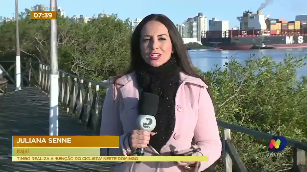 Mar agitado impede a entrada de navios no canal de acesso aos portos de Navegantes e Itajaí