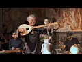 Lagu Ibrahim Keivo beim Benefizkonzert für die Opfer des Erdbebens in Syrien und der Türkei