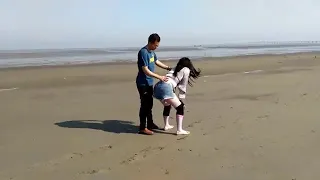 شاب يركب على ظهر فتاة في الشاكئ 